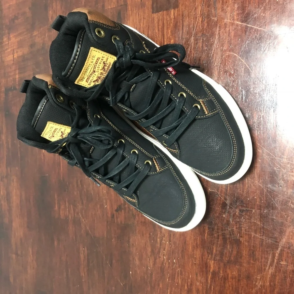 LEVI CASUAL SHOES SZ 8